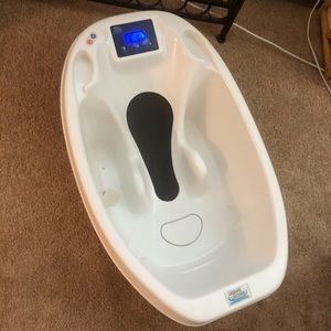 Aquascale 0-12 month infant bathtub.